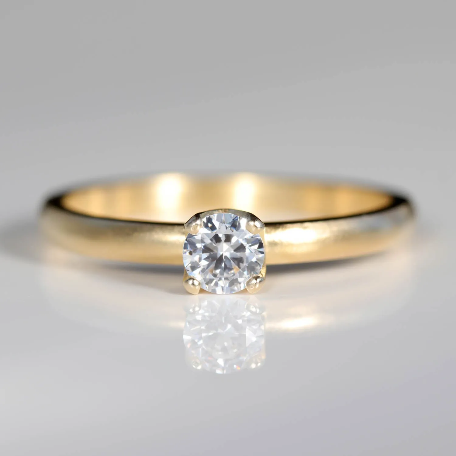 4mm Crown Solitaire •