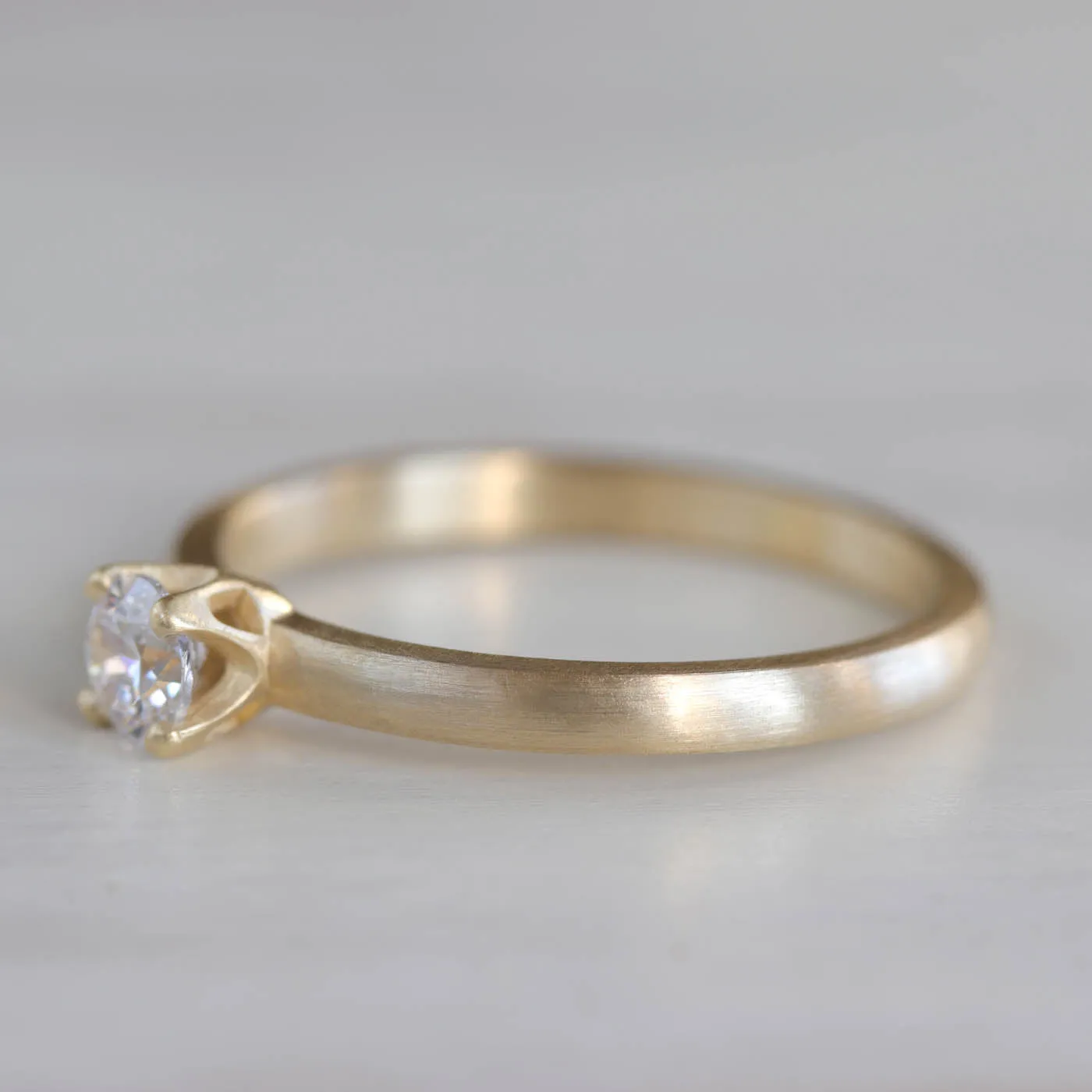 4mm Crown Solitaire •