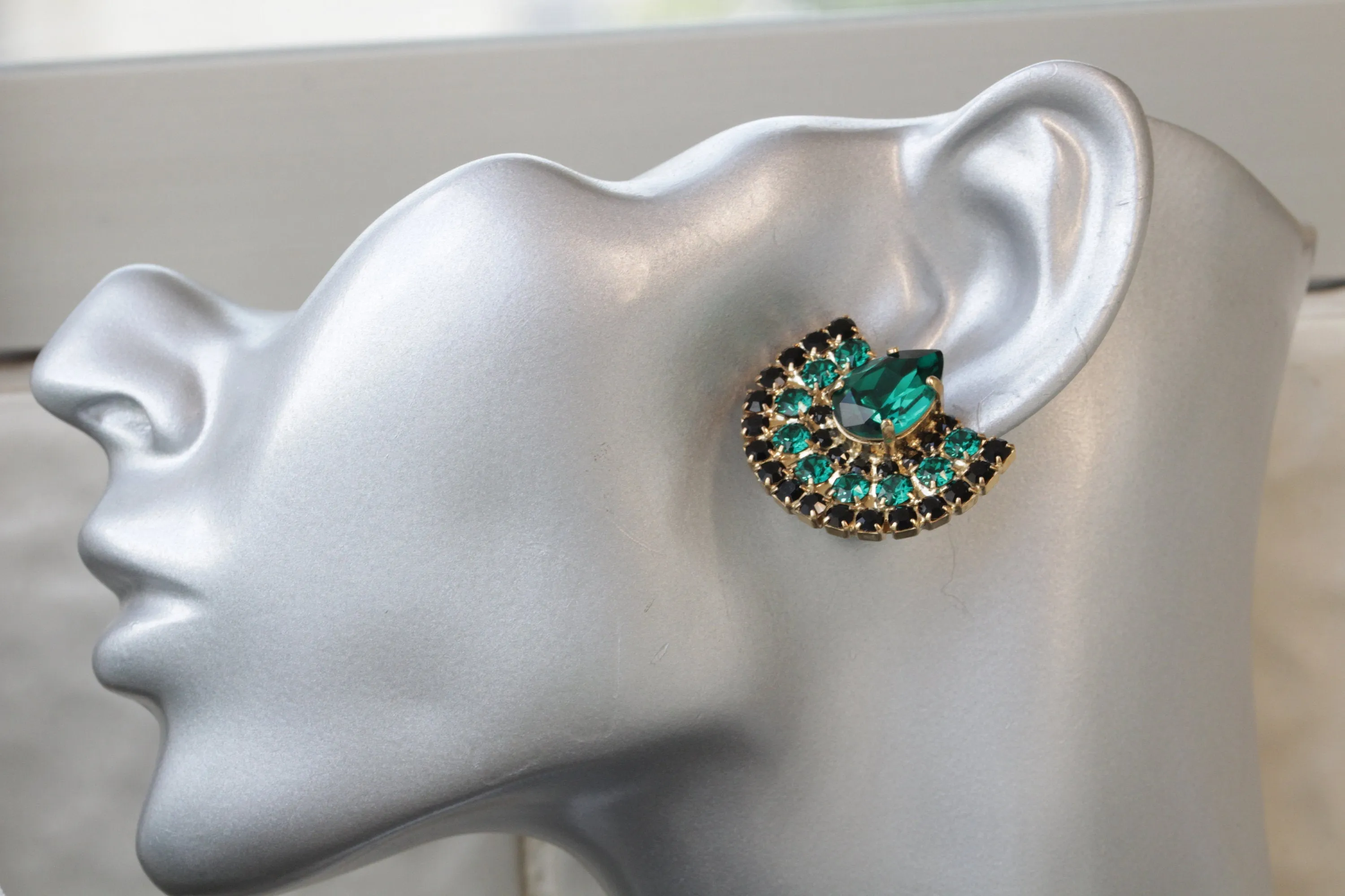 EMERALD STUDS