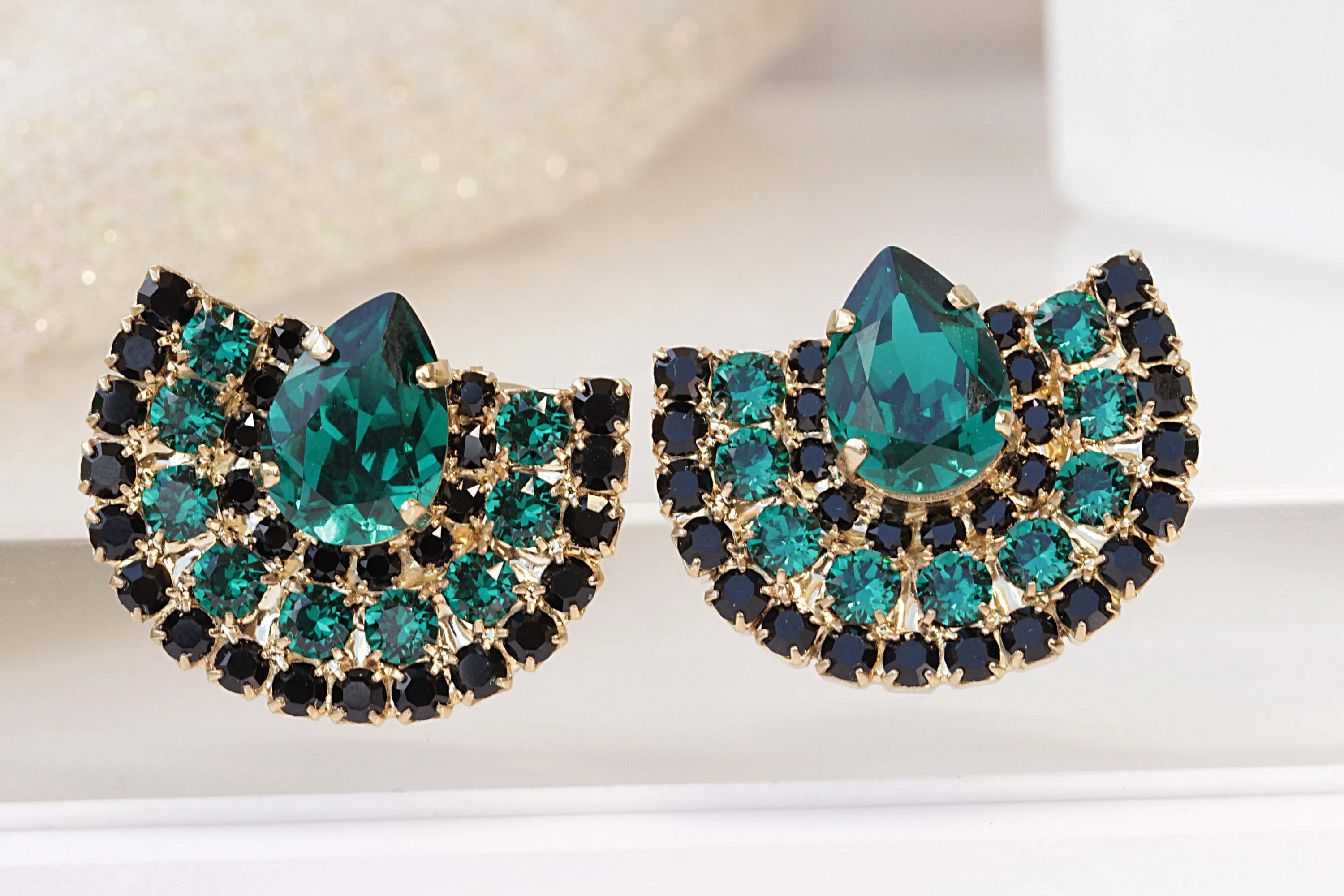 EMERALD STUDS
