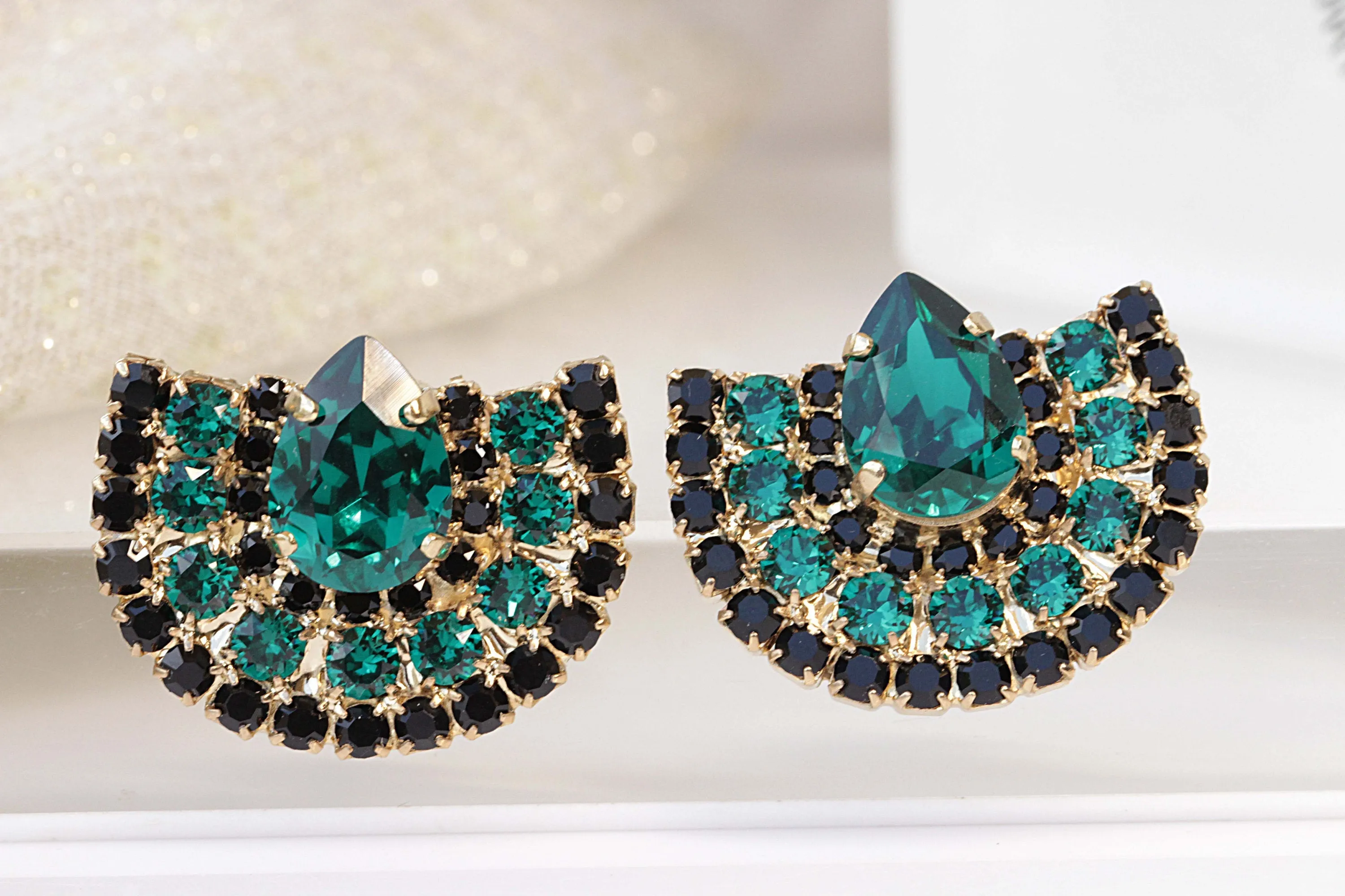 EMERALD STUDS